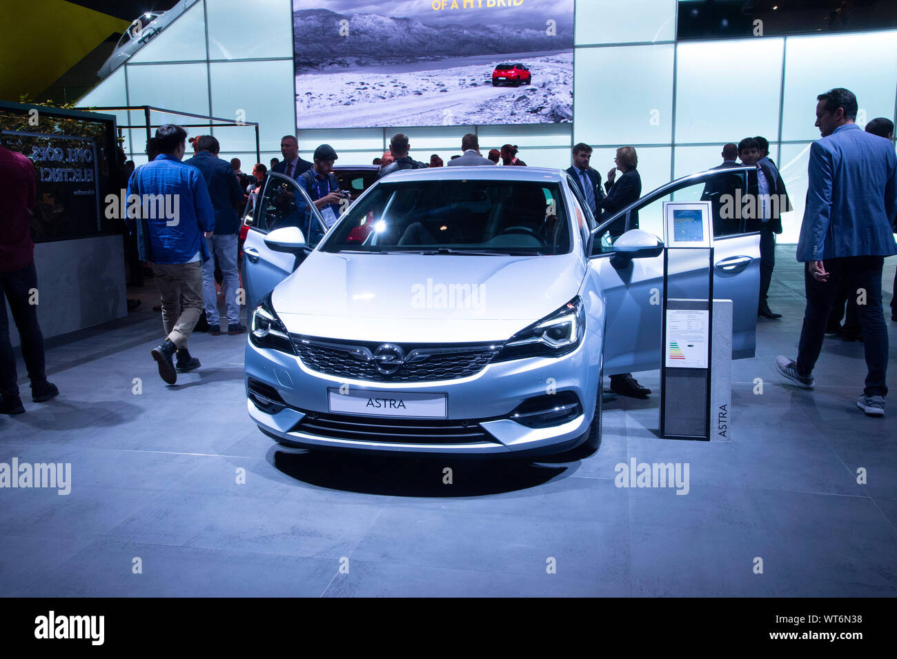 Frankfurt, Deutschland. 10 Sep, 2019. Die Besucher der Opel Astra, der Internationalen Automobilausstellung IAA 2019 in Frankfurt, am 10.09.2019. | Verwendung der weltweiten Kredit: dpa/Alamy leben Nachrichten Stockfoto