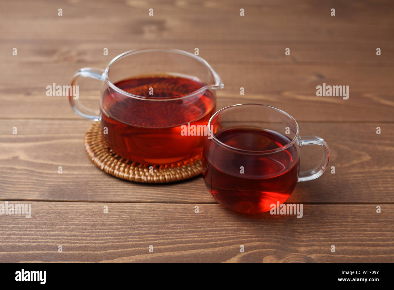 Tasse Tee und Kaffee Topf closeup auf Holztisch, isoliert Stockfoto