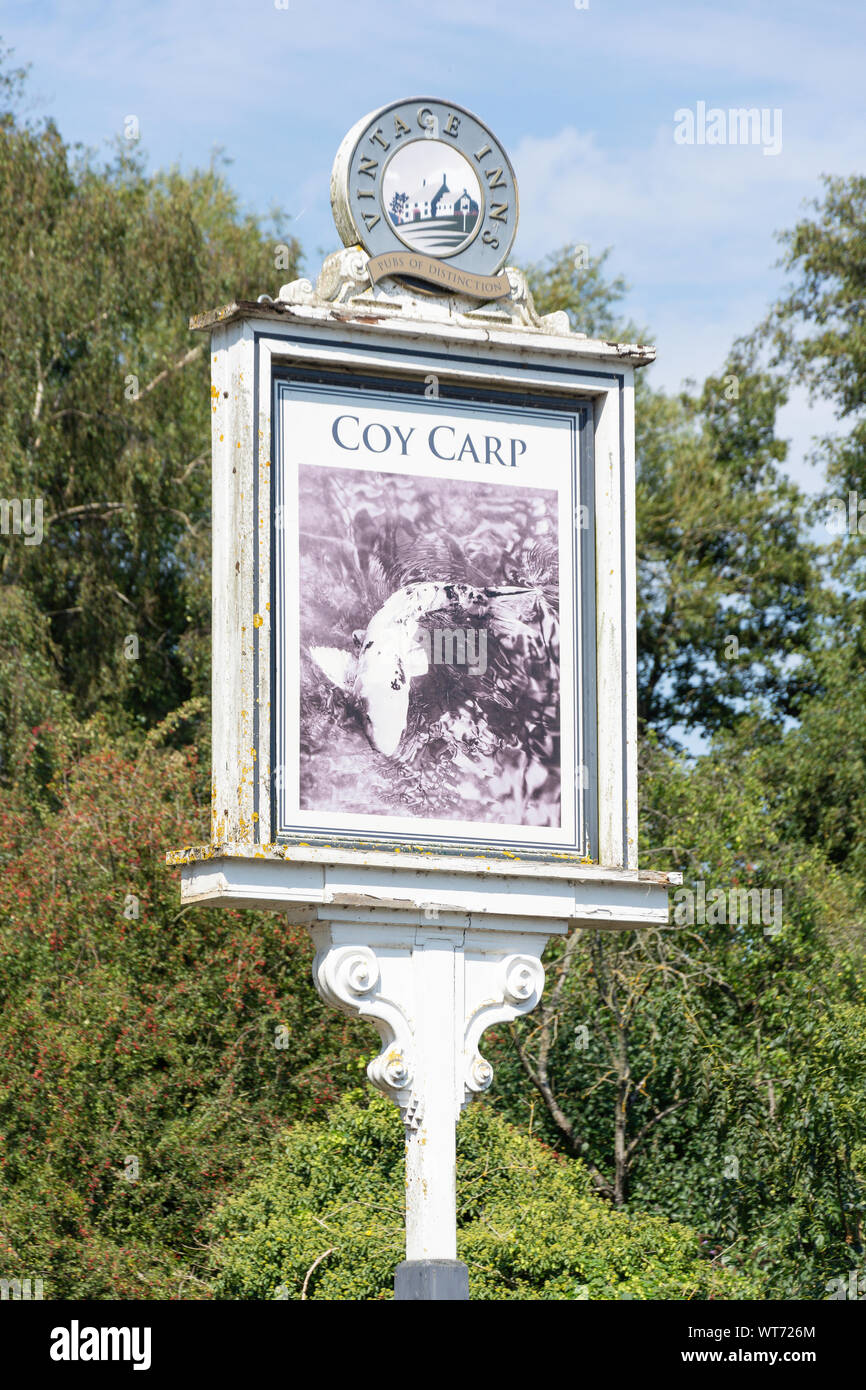 Coy Karpfen Inn Zeichen, Fluss Colne an Copperhill Lane, Harefield Borough von Hillingdon, London, Greater London, England, Vereinigtes Königreich Stockfoto