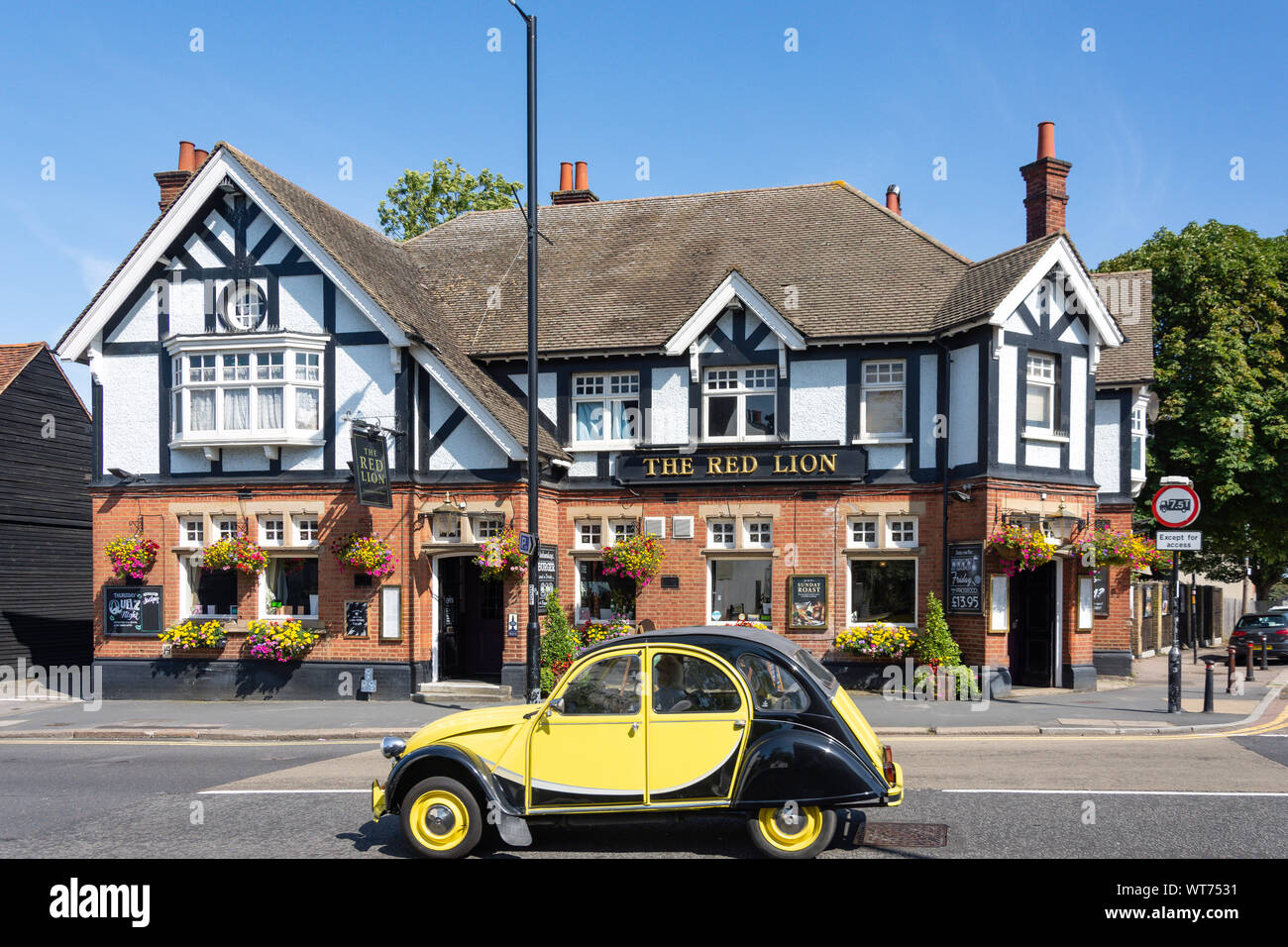 Das Red Lion Pub, High Street, Bushey, Hertfordshire, England, Vereinigtes Königreich Stockfoto