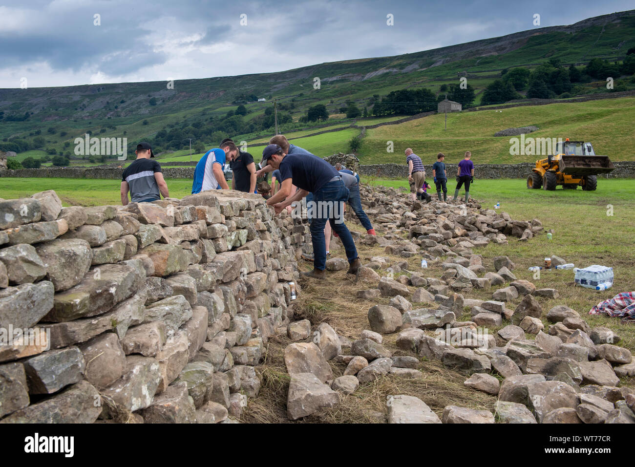 Reeth, North Yorkshire - 4.8.19 - Freiwilligen von Junglandwirten Clubs in North Yorkshire abgestiegen auf reeth Trockenmauern nach Hochwasser Stockfoto