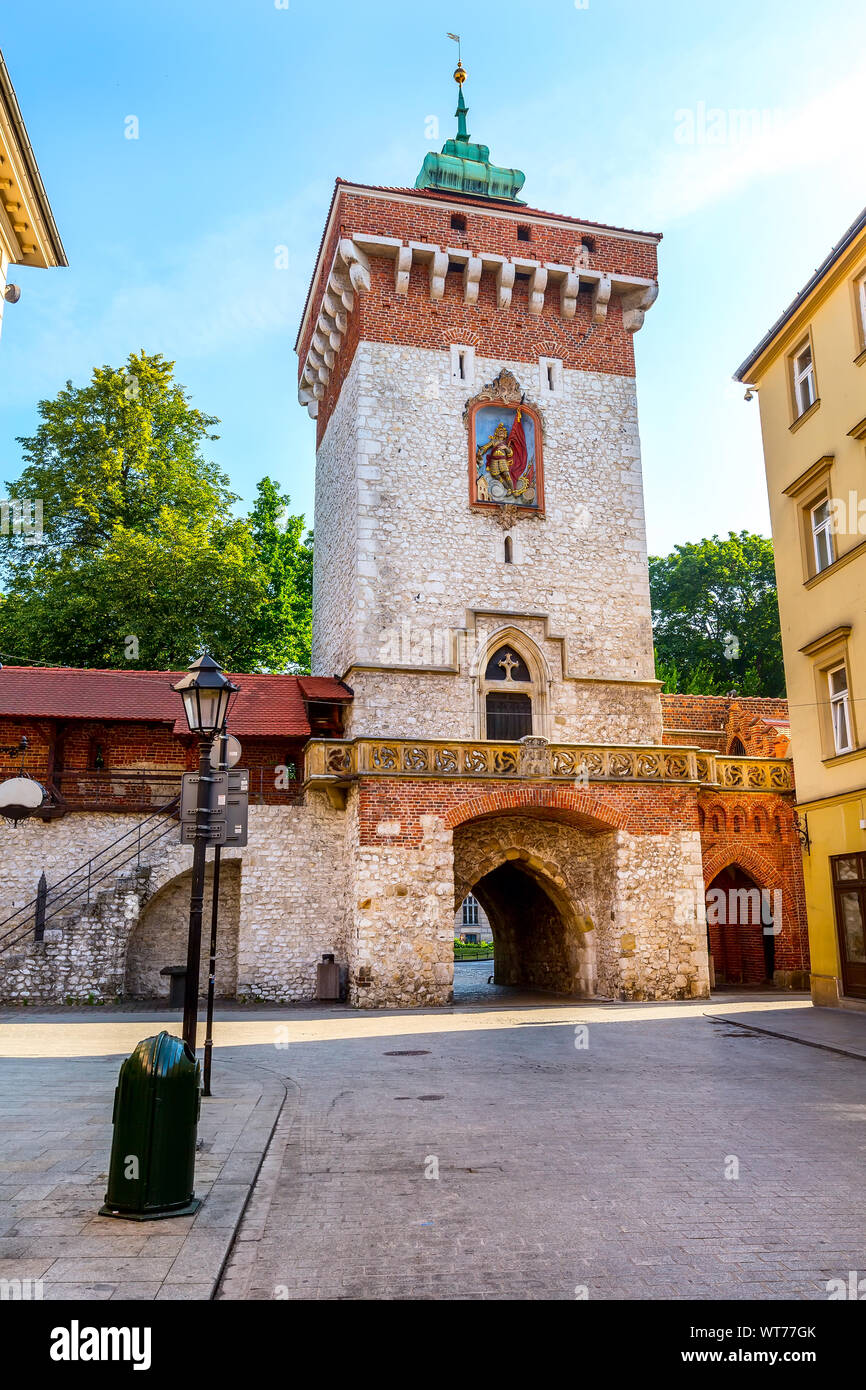 Krakau, Polen berühmte Einkaufsstraße Florianska in der Altstadt und St. Florian's Gate Stockfoto