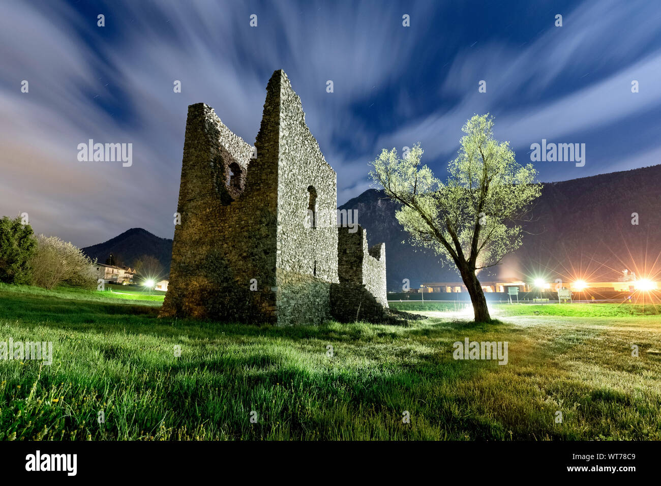 Tor Quadra: mittelalterlichen Turms in Novaledo. Valsugana, Trient Provinz Trentino Alto-Adige, Italien, Europa. Stockfoto
