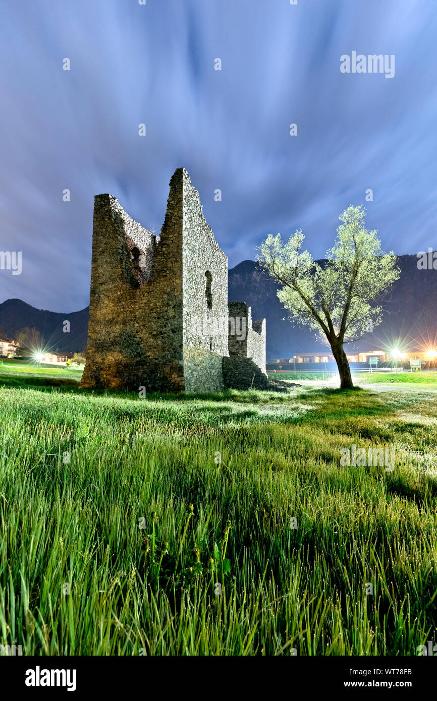 Tor Quadra: mittelalterlichen Turms in Novaledo. Valsugana, Trient Provinz Trentino Alto-Adige, Italien, Europa. Stockfoto