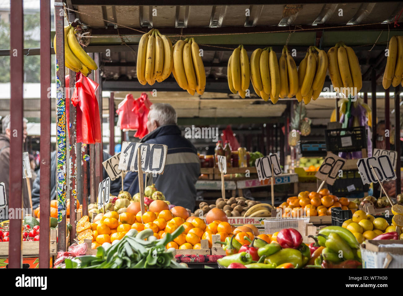 Belgrad, Serbien - 1. NOVEMBER 2014: Obst und Gemüse, vor allem Bananen, hängen für Verkauf auf einem Stand von Kalenic Pijaca, einer der wichtigsten grün Marke Stockfoto