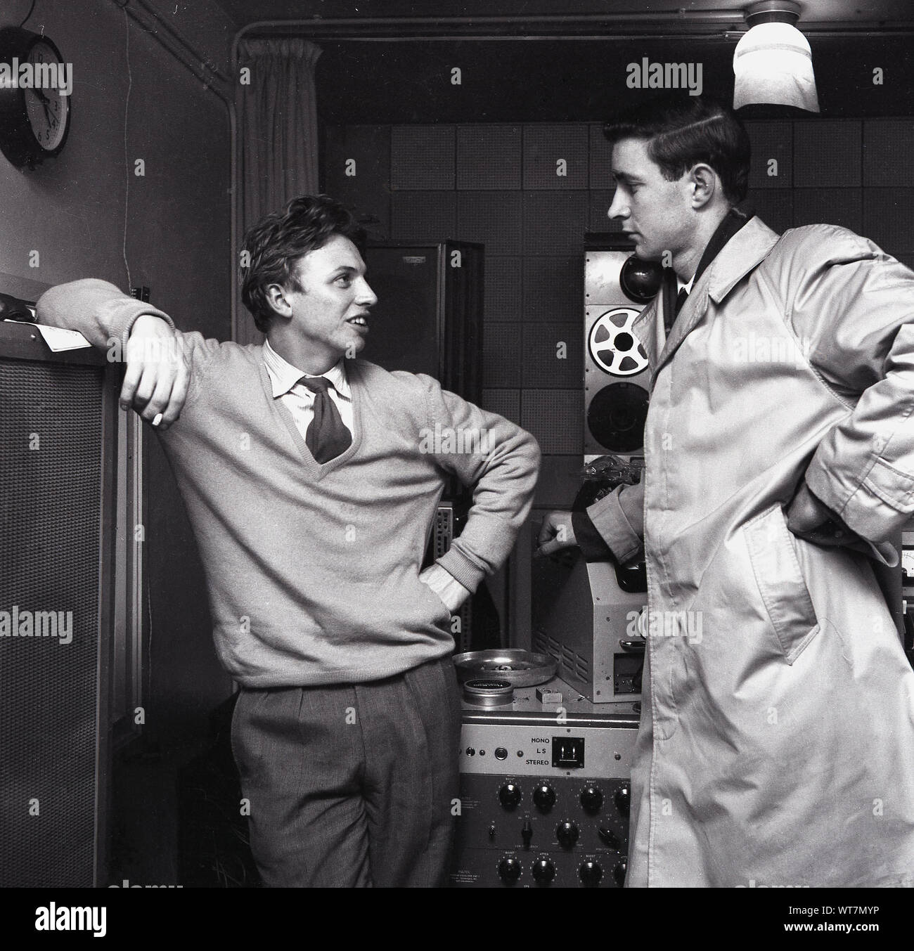 1958, historische, der Sänger, Entertainer und Schauspieler Tommy Steele im Studio im Gespräch mit einem Journalisten, London, England, UK. Wie Großbritanniens erste teen Idol und Rock and Roll Star, Bermondsey geboren Steele Nummer eins in den UK-Charts mit "Singende die Blues' im Jahr 1957 erreicht. Er war an der berühmten soho Veranstaltungsort entdeckt, die '2' Coffee Bar. Stockfoto