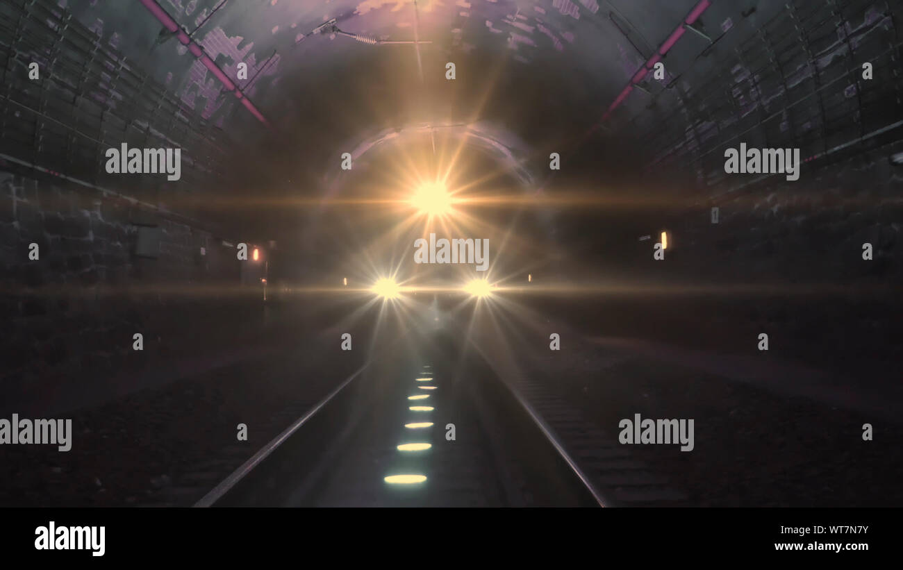Helle zug Scheinwerfer in Richtung Kamera in einem dunklen Tunnel kommenden Stockfoto