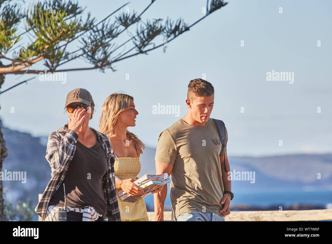 Akteure Orphus Pledger, Sam Frost und ein Besatzungsmitglied Vorbereiten der Film eine Szene von Heim- und TV-Serie im Palm Beach, NSW, Australien Stockfoto