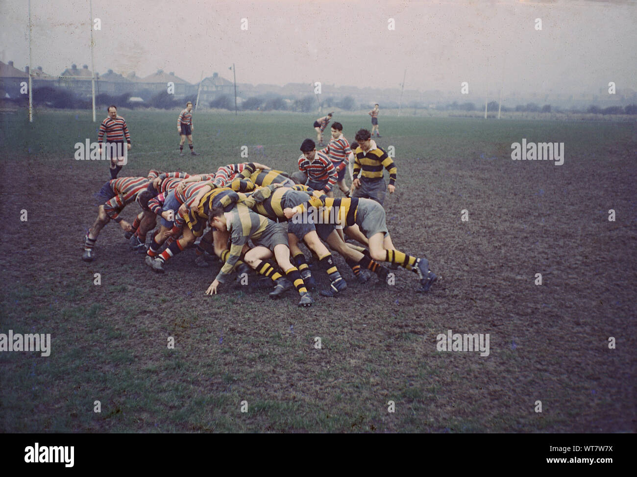 1960, historische, amateur rugby union in Wallasey, Wirral, England UK, draußen auf einer schlammigen Pitch, männliche Spieler in einem Scrum geduckt Stockfoto