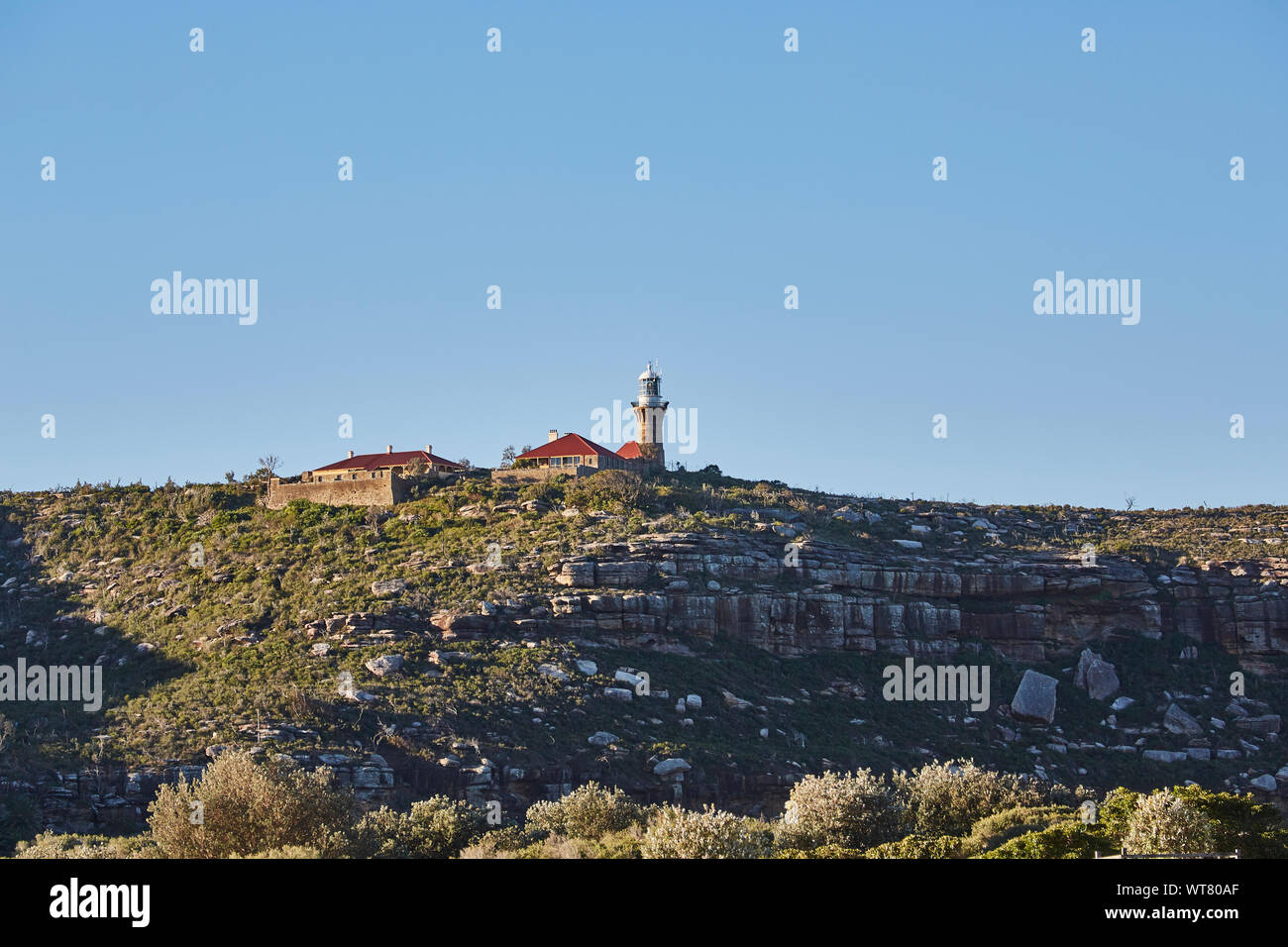 Palm Beach an einem sonnigen Tag mit einem klaren blauen Himmel in Richtung Barrenjoey Head suchen und den Leuchtturm in der Ferne, New South Wales, Australien Stockfoto