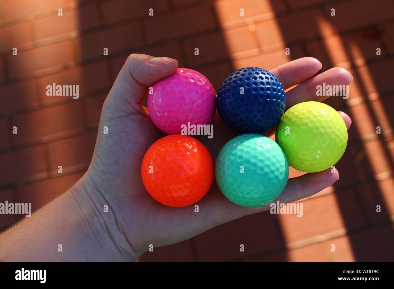 Bunte golfbälle -Fotos und -Bildmaterial in hoher Auflösung – Alamy