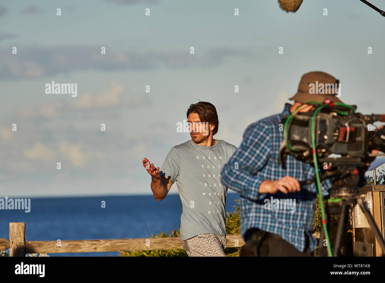 Schauspieler Rohan Nichol und einem Kameramann filmen einen Outdoor Szene von Heim- und Fernsehsendung im Palm Beach, New South Wales, Australien Stockfoto