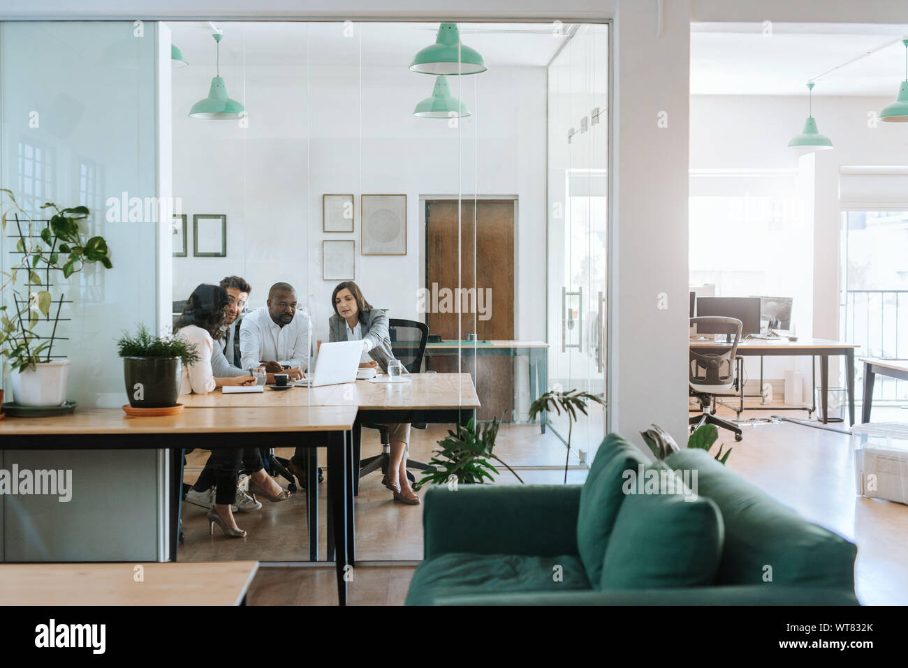 Diverse Kollegen treffen zusammen in einem Büro Stockfoto