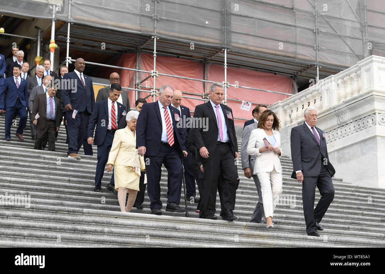 (L - R) Rep. Steve Scalise von Louisiana, republikanische Führer Kevin McCarthy von Kalifornien, Sprecher Nancy Pelosi von Kalifornien und Rep. Steny Hoyer melden Sie Mitglieder des Kongresses zu Fuß den Schritten der US Capitol für eine Einhaltung der Anschläge des 11. September, 11. September 2019, in Washington, DC. Das Jubiläum ist jetzt ein Nationaler Tag des Dienstes und der Erinnerung. Foto von Mike Theiler/UPI Stockfoto