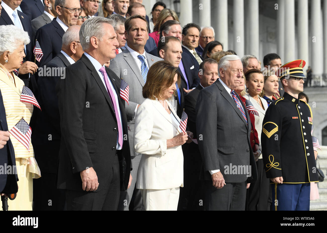Sprecher Nancy Pelosi von Kalifornien (C), republikanische Führer Kevin McCarthy von Kalifornien und Rep. Steny Hoyer (2., R) melden Sie Mitglieder des Kongresses, auf den Stufen des US Capitol für eine Einhaltung der Anschläge des 11. September, 11. September 2019, in Washington, DC. Das Jubiläum ist jetzt ein Nationaler Tag des Dienstes und der Erinnerung. Foto von Mike Theiler/UPI Stockfoto