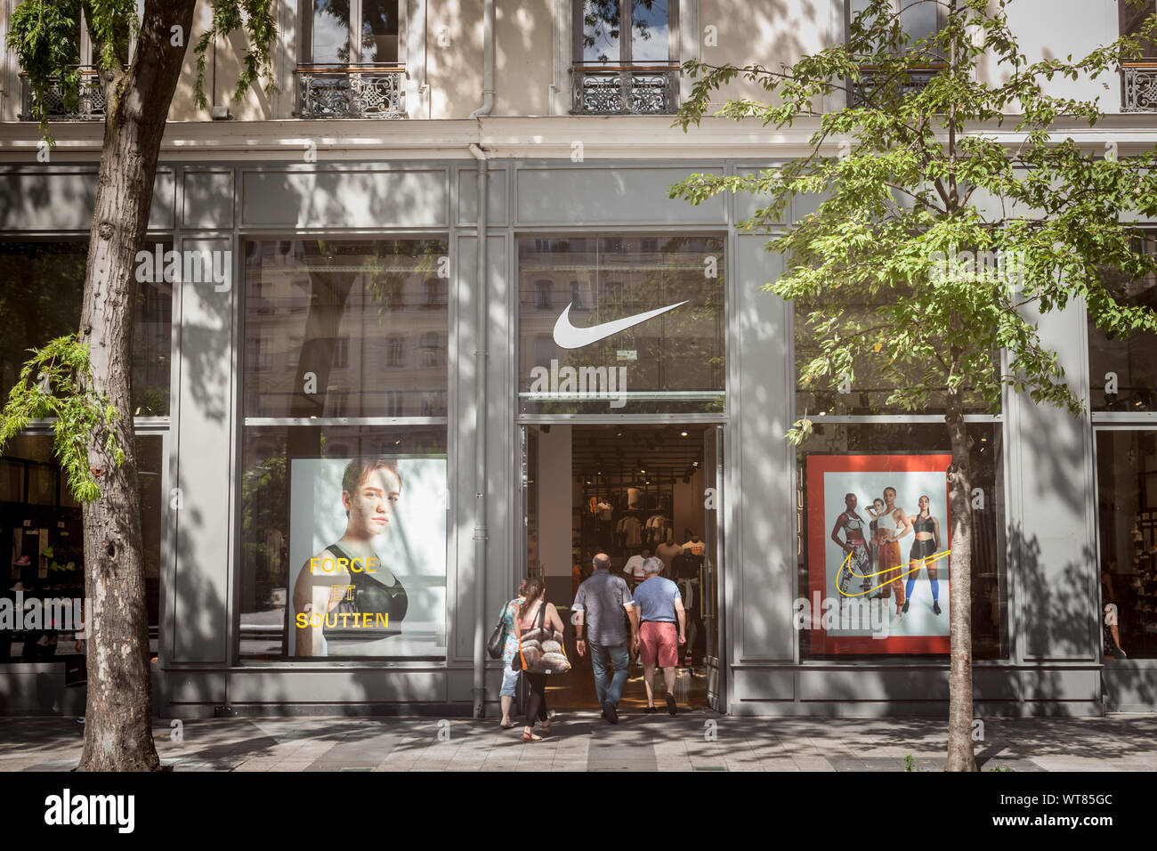 LYON, Frankreich - 13. JULI 2019: Nike Logo auf ihren wichtigsten Store für Lyon. Nike ist eine amerikanische Marke Sportbekleidung und Schuhe, berühmt für seine Athleti Stockfoto