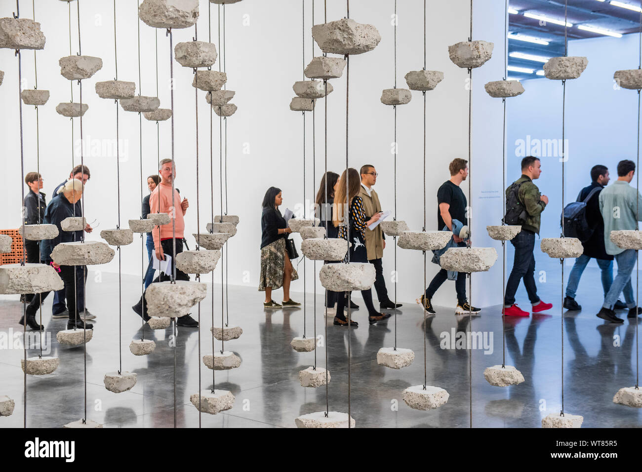 London, Großbritannien. 11 Sep, 2019. Bleibt abzuwarten, 2019, in Mona Hatoum zeigen, bleibt abzuwarten - eine gemeinsame Show mit Werken von Mona Hatoum, Dóra Maurer und Harmonie Hammond im White Cube Bermondsey Credit: Guy Bell/Alamy leben Nachrichten Stockfoto