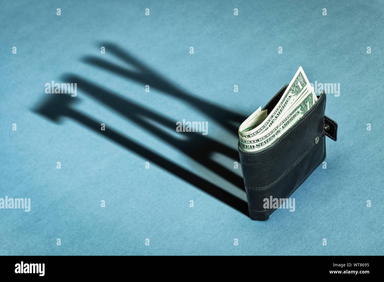 Wallet mit US-Dollar wirft einen Schatten von Steuern, Abgaben oder Steuern Stockfoto