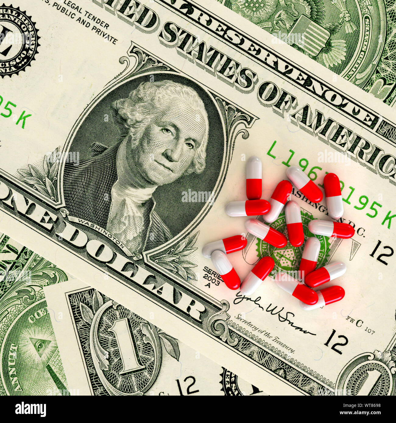 Pille Kapseln auf einem Hintergrund von US-Dollar, medizinische Rechnungen, Kosten der Medizin oder Krankenversicherungskonzept Stockfoto