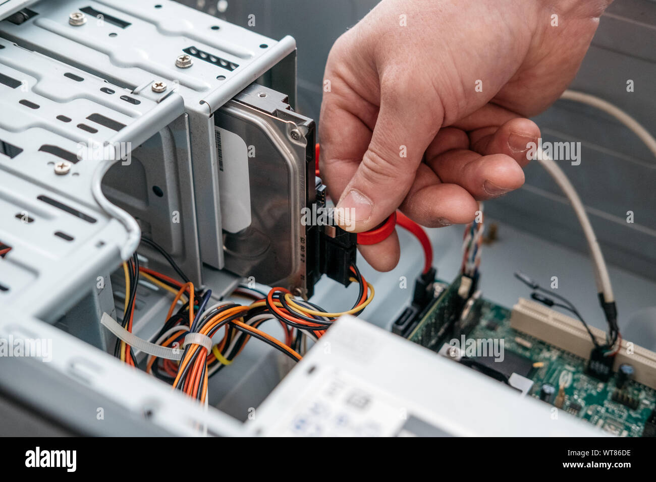 Der Menschen Hand SATA-Anschluss (Serial AT Attachment, Serial-ATA)  Datenkabel der Festplatte Gerät. Computer-Bus Schnittstelle  Massenspeichergeräte anschließen Stockfotografie - Alamy