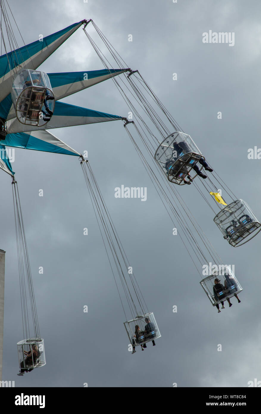 Touristen, ein Spin hoch in den Himmel mit eine der neuesten Attraktionen Londons, einer fliegenden Schwingen auf der Southbank. Stockfoto