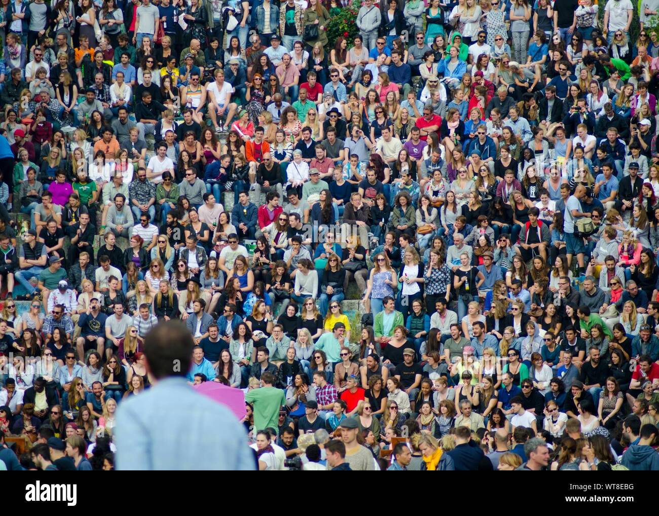 Große Gruppe von Menschen im freien Stockfoto