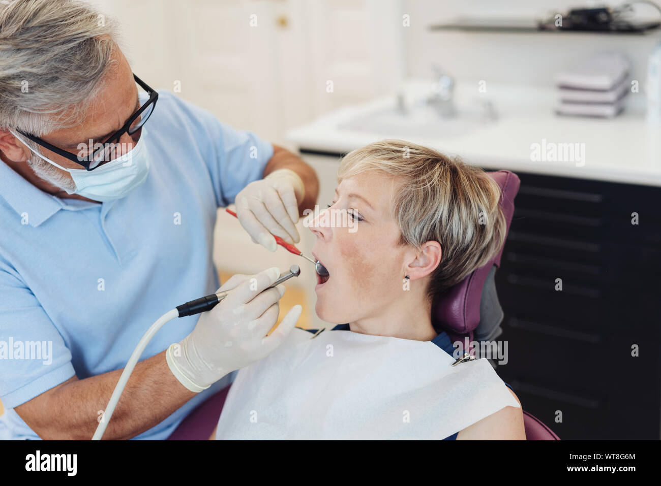Frau Beim Zahnarzt Bohren Stockfotos Und Bilder Kaufen Alamy
