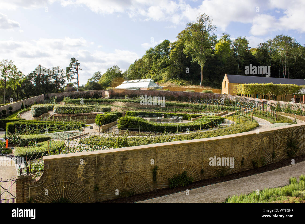 Einem wunderschönen ummauerten Garten mit einem interessanten Arrangement von Apple Bäume und Pflanzen innerhalb. Das Newt in Somerset. Stockfoto