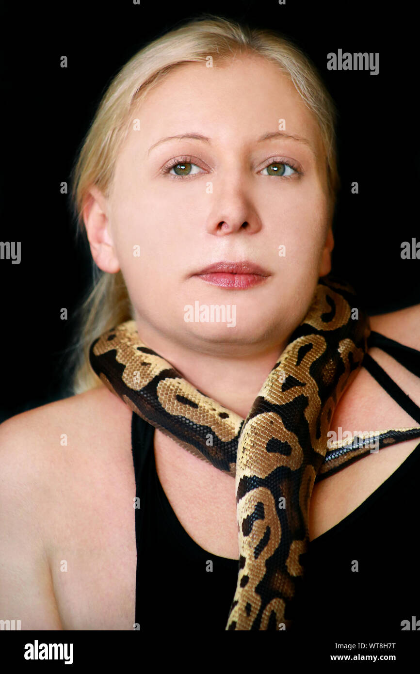 Portrait von Mädchen mit Royal Python Schlange. Frau hält Ball Python