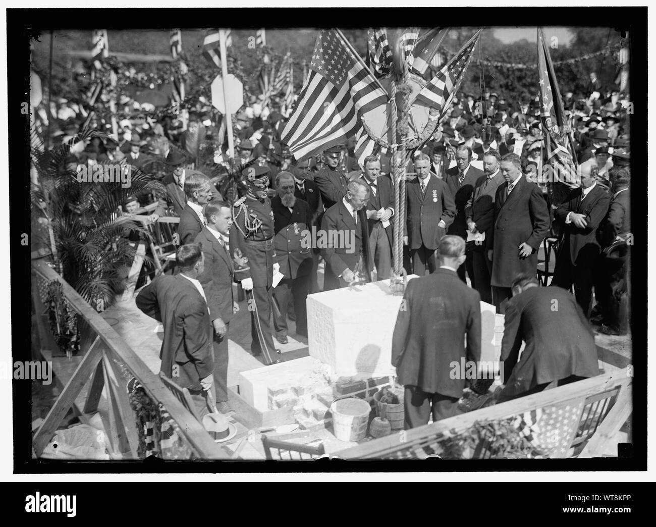 MEMORIAL AMPHITHEATER, Arlington. Grundstein legen. Um Stein sind: 2 Unbekannter; FRIEDRICH OWEN, Hüter der Flaggen; COL. HARTS; G.A.R. VETERAN; Präsident Wilson; SEK. DANIELS; 2 nicht identifizierte; SEN. GEORGE SUTHERLAND; ELLIOT WOODS; nicht identifizierte Stockfoto