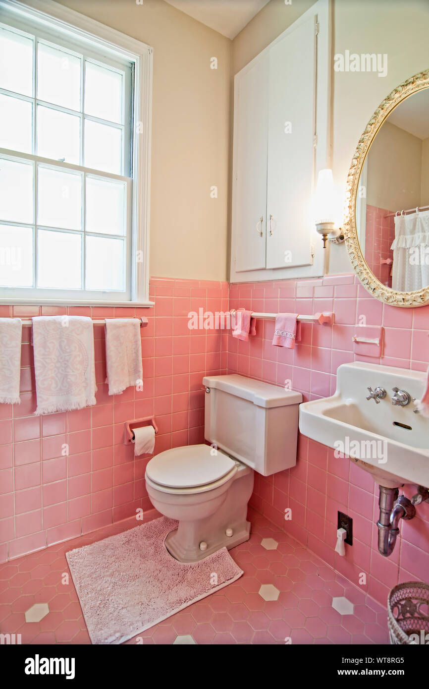 Vom Badezimmer mit rosa Fliesen und weißem Holz Stockfotografie - Alamy