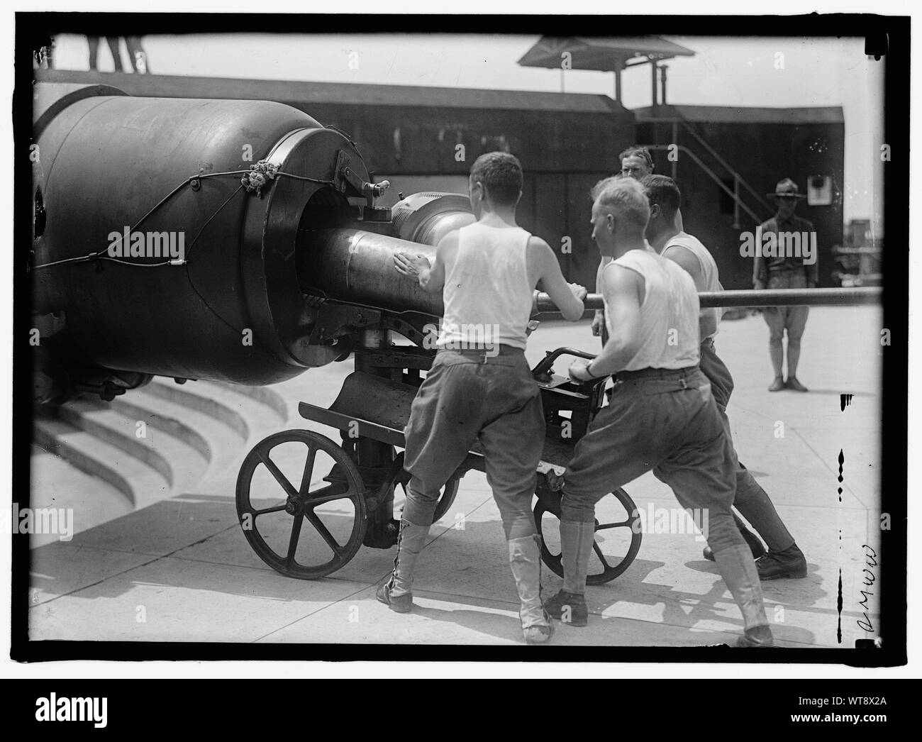 Militärische Ausbildung. Laden BIG GUN Stockfoto