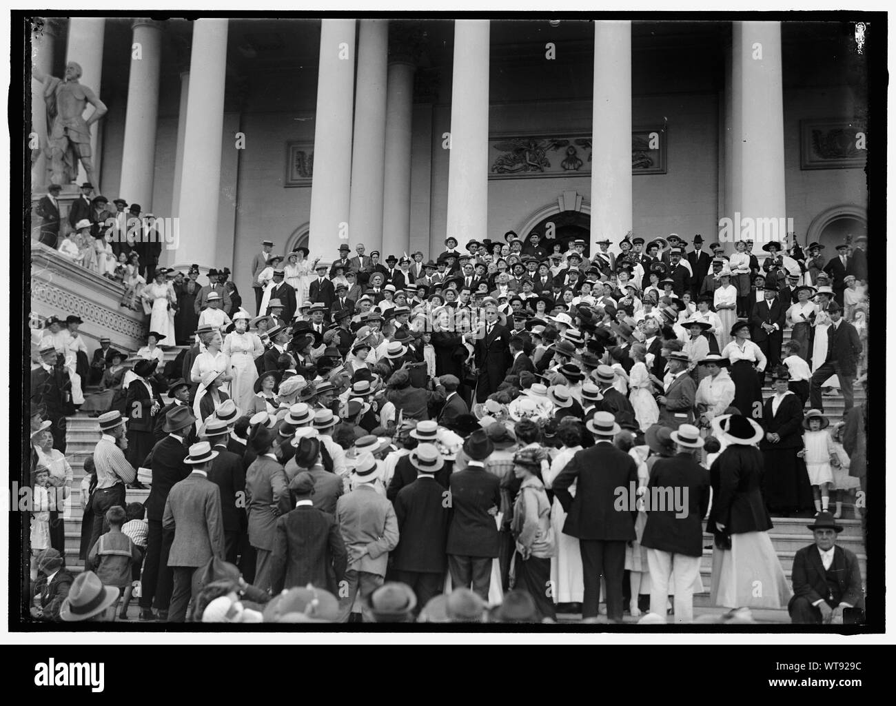 MONTGOMERY, REV. JAMES SHERA, D.D. CHAPLIAN DES HAUSES. Links von den 2 MINISTER IM ZENTRUM; W.T.C.U. Gruppe im Capitol Stockfoto