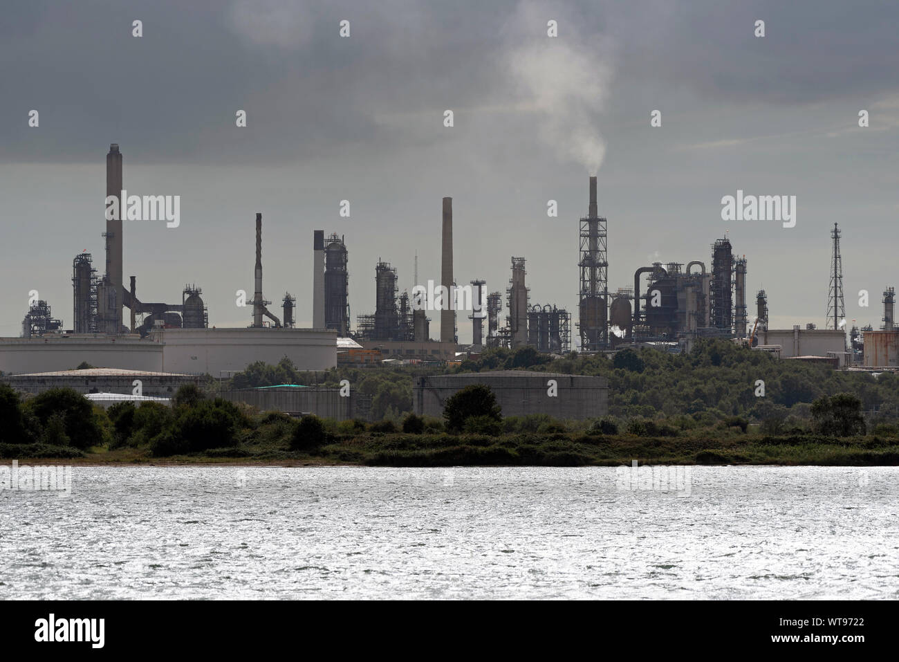 Fawley, Southampton, England, UK, September 2019. Gegen das Licht Bild von Fawley Raffinerie auf Southampton, Großbritannien Stockfoto