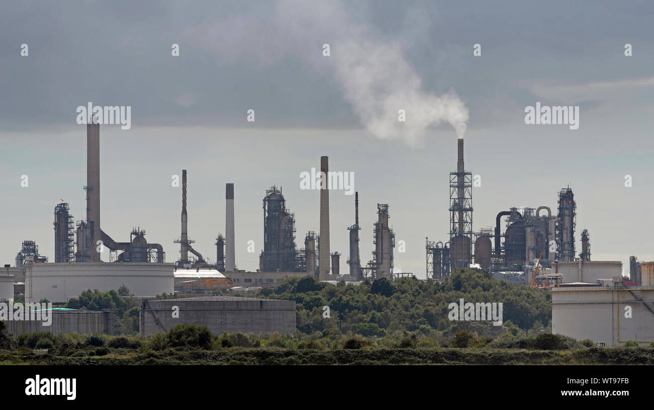 Fawley, Southampton, England, UK, September 2019. Gegen das Licht Bild von Fawley Raffinerie auf Southampton, Großbritannien Stockfoto