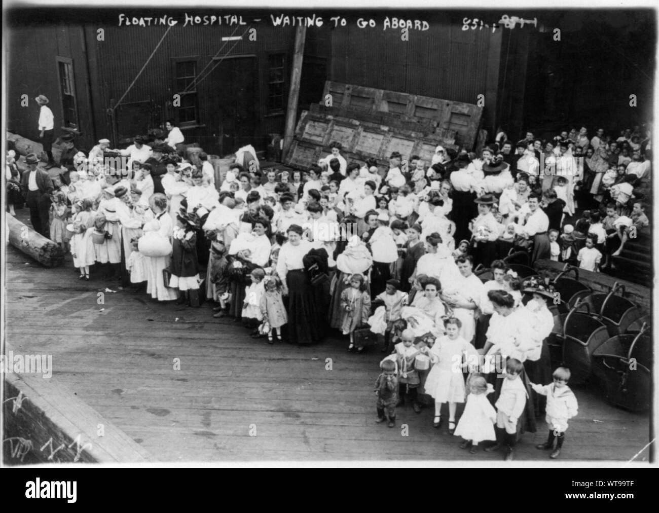 Medizin und Krankenhäuser - schwimmende Krankenhaus - warten, um an Bord zu gehen, N.Y.C. Stockfoto