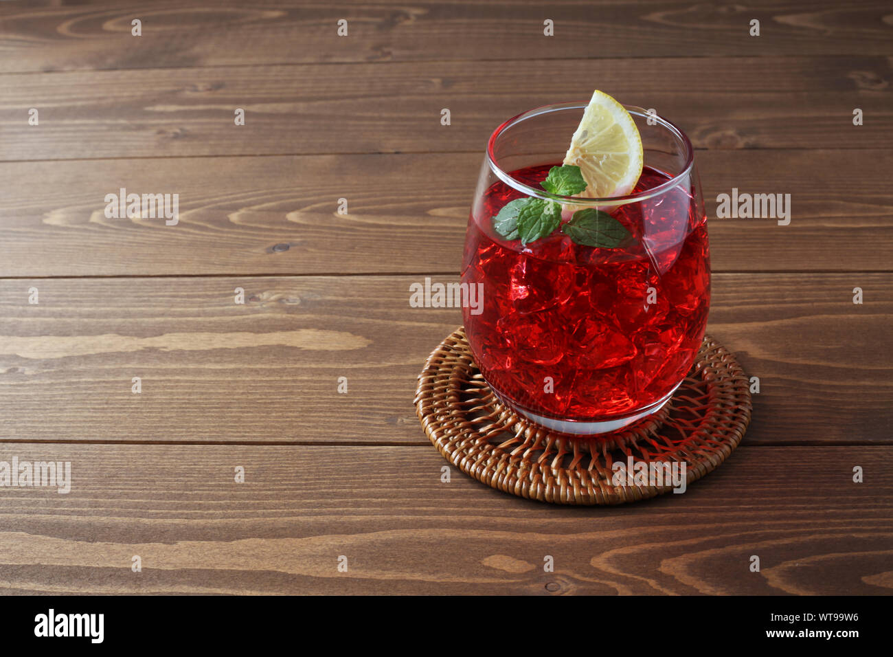 Glas kalten Tee rot Trinken closeup auf Tabelle isoliert Stockfoto