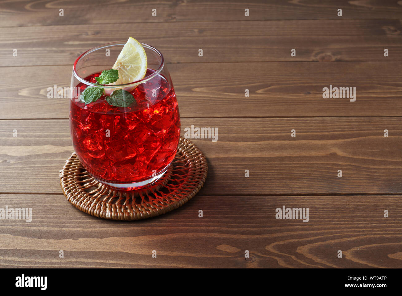 Glas kalten Tee rot Trinken closeup auf Tabelle isoliert Stockfoto
