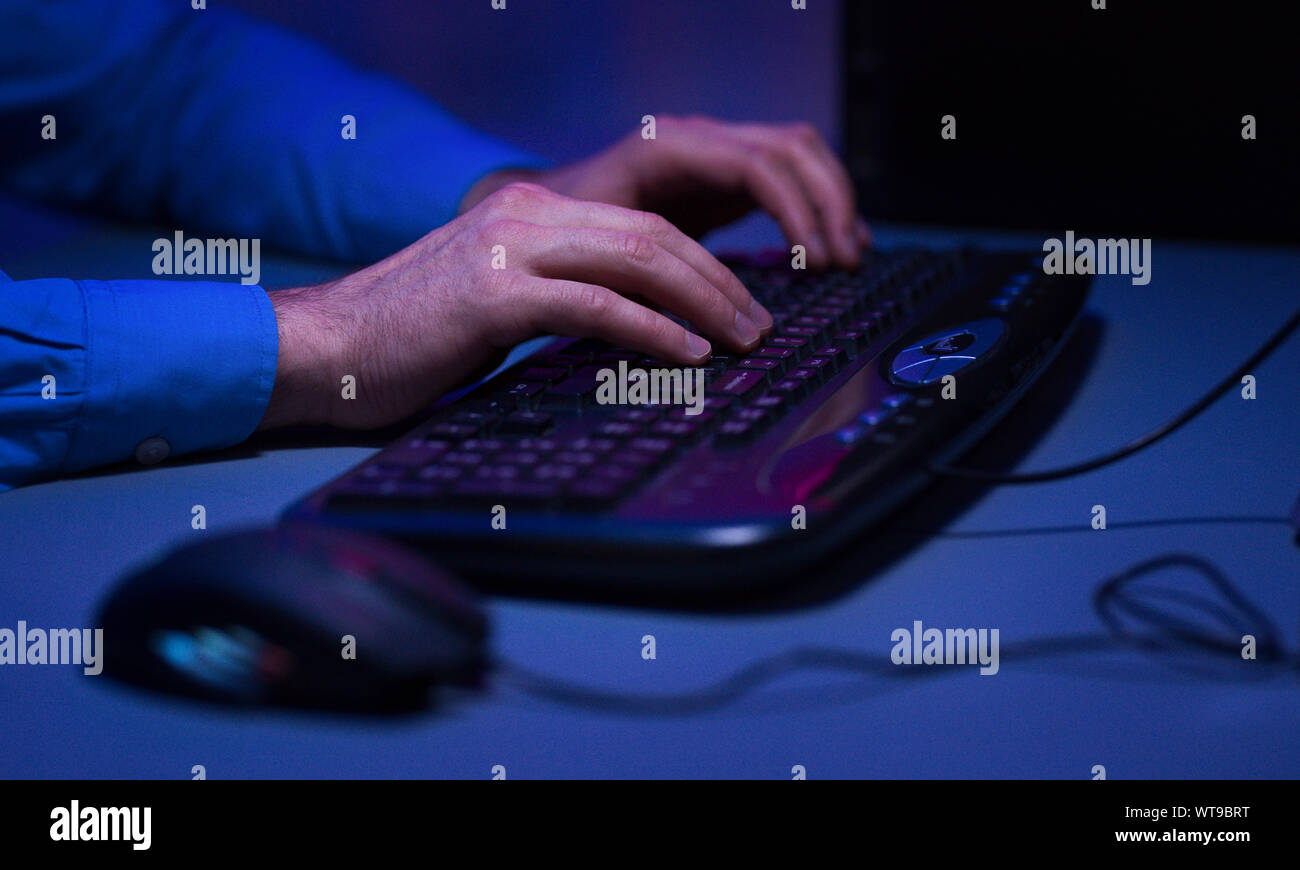 Gamer aktiv das Drücken von Tasten auf der Tastatur spielen. Stockfoto
