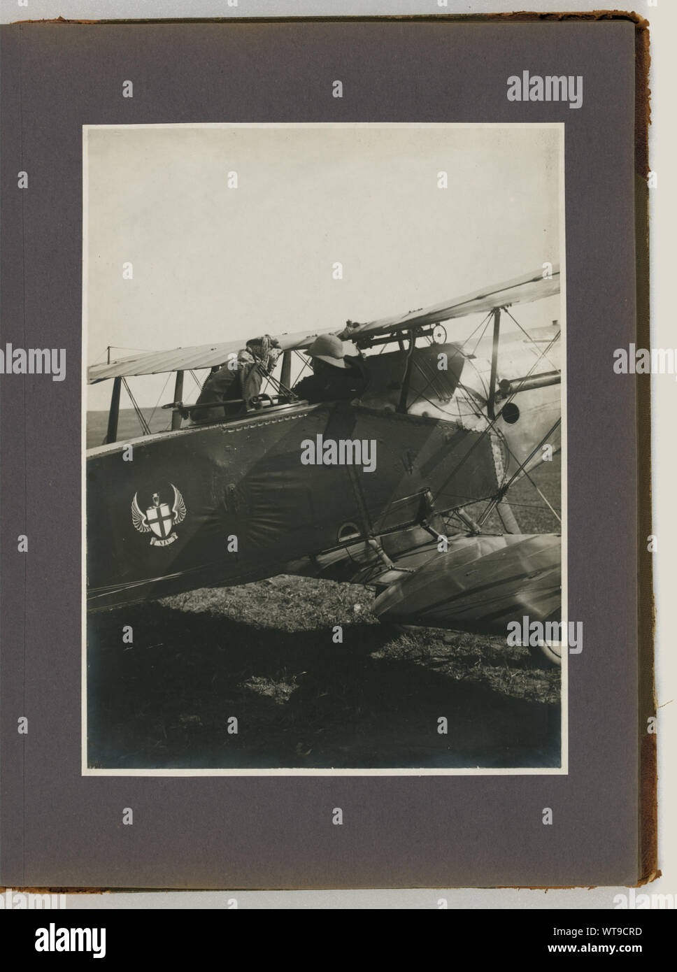 [Uncaptioned zwei Männer im Cockpit von parkenden Flugzeug]. LC-DIG-ppmsca -15304-00017 (digitale Datei aus Vorlage auf Seite 35, Nr. 17). Bilder zeigen Begegnungen zwischen Araber, Beduinen, und britischen Beamten, die in April 17-27, 1921, an Amir Abdullah ibn Hussein's Camp in Amman, Jordanien. Während dieser Sitzungen britische Hochkommissar Herbert Samuel Amir Abdullah als Herrscher von Transjordanien, unter britischem Schutz. Unter den Personen abgebildet sind, Amir Abdullah, John D. Wittling, möglicherweise Scheich Sultan der Belka, Sultan Ibn 'Ali id Diab ul'Adwan, Amir Shaker bin Zeid (zukünftige Regent von Trans Stockfoto