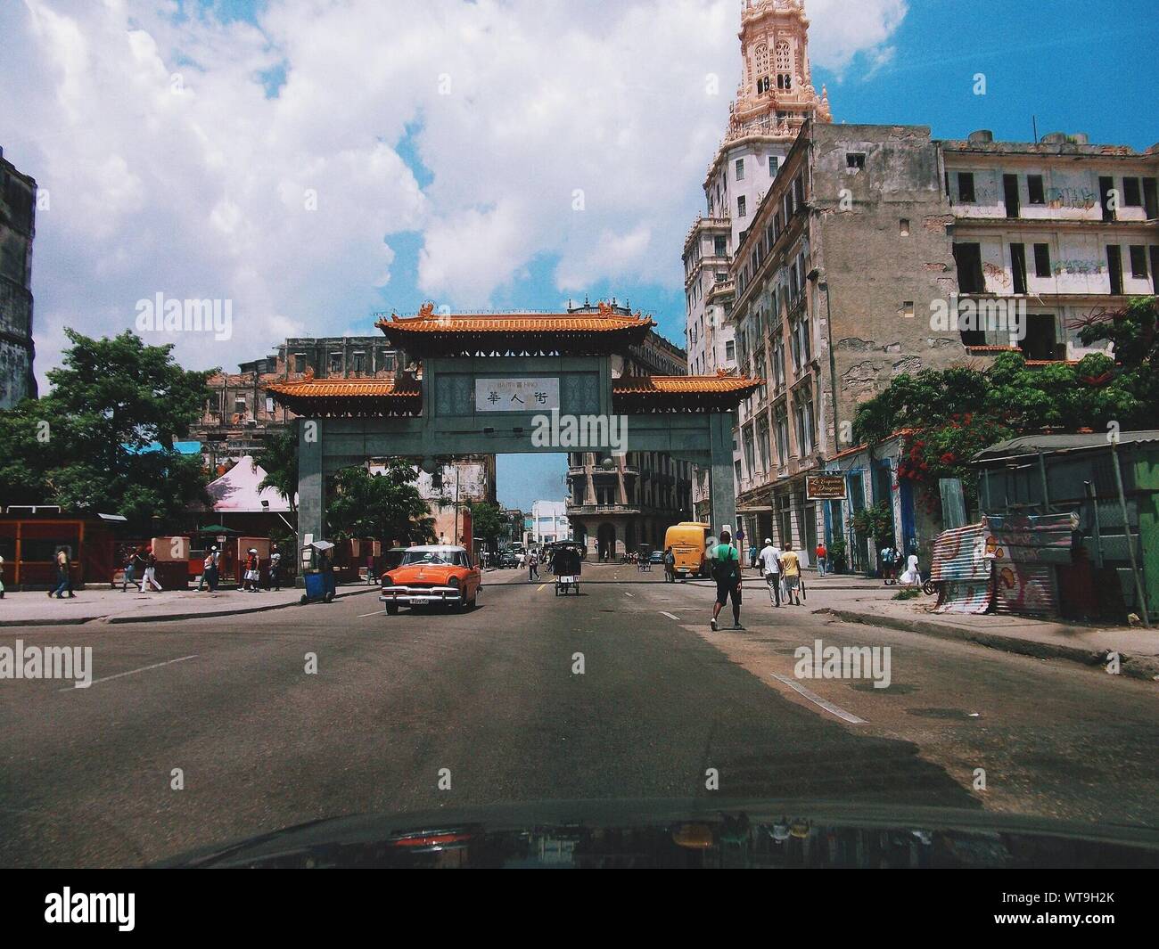 Traditionelle Chinesische Tor auf Stadt. Stockfoto
