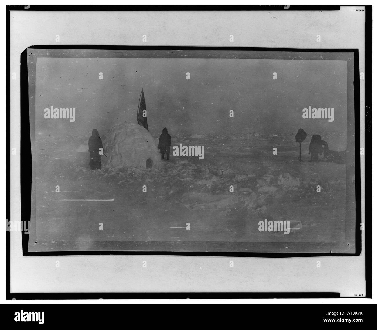 Die Mitglieder der Reise expedition Frederick Cook's am Nordpol, mit US-Flagge steckt in Iglu, im Camp Site Stockfoto