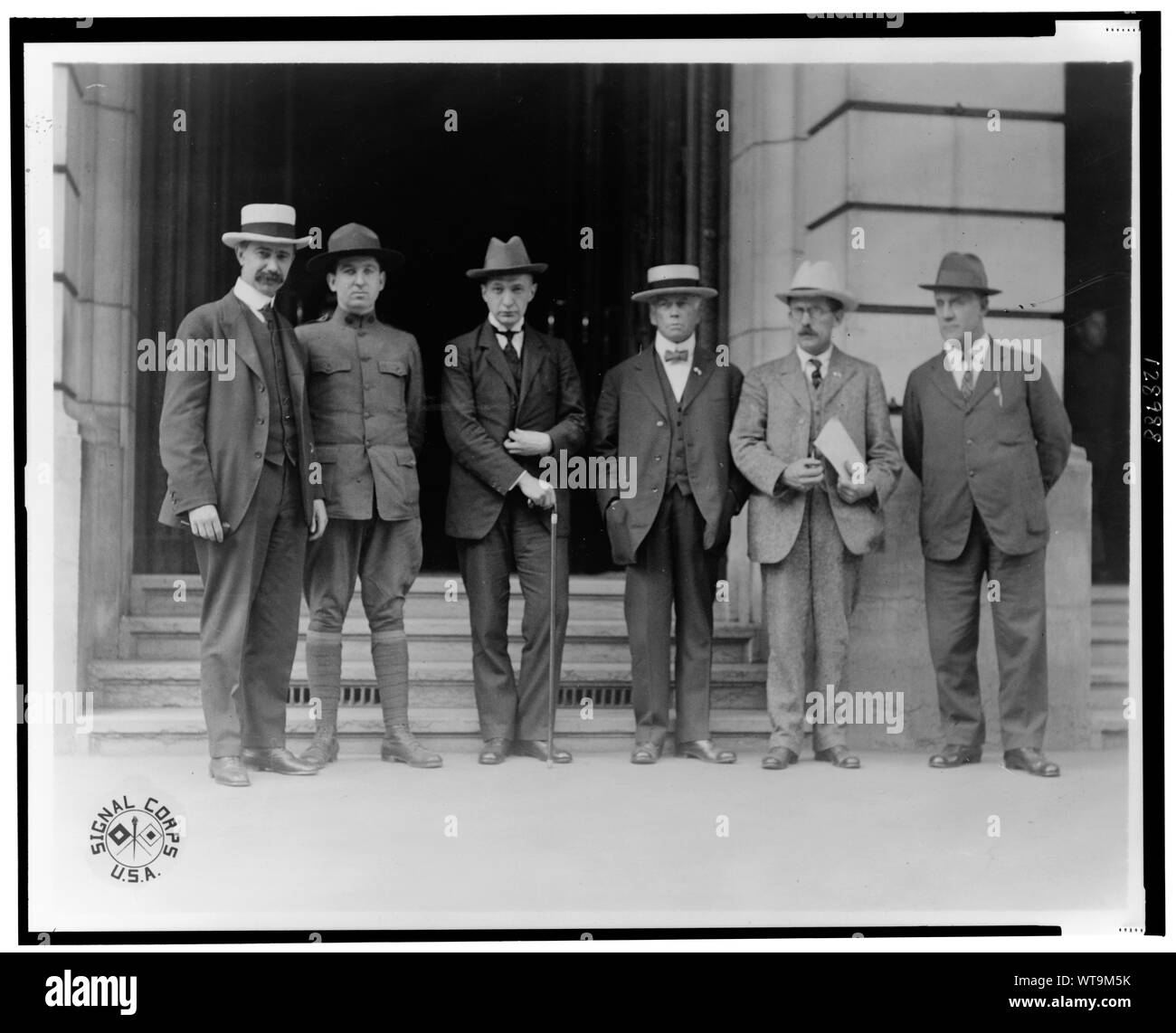 Mitglieder der amerikanischen Mission in Russland - Charles E. Russell Stand mit einer Gruppe von Männern vor Gebäude]/Signal Corps, USA Stockfoto