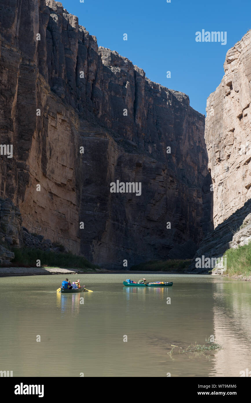 Mitglieder der Familie von Berkman Houston auf eine Kanufahrt auf dem Rio Grande Fluss durch Santa Elena Canyon, tief im Big Bend National Park in Brewster County, Texas. Mexiko ist auf der linken Seite, in den Vereinigten Staaten Nach rechts Stockfoto