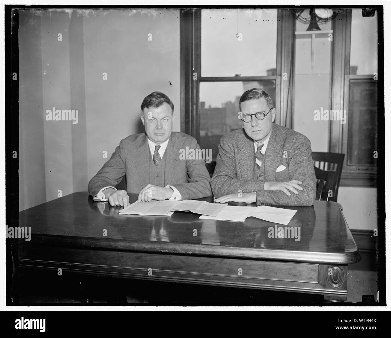 Mitglieder des National Labor Relations Board J. Warren Krapp, Vorsitzender, auf der linken Seite und Edwin S. Smith, Mitglied, rechts Stockfoto