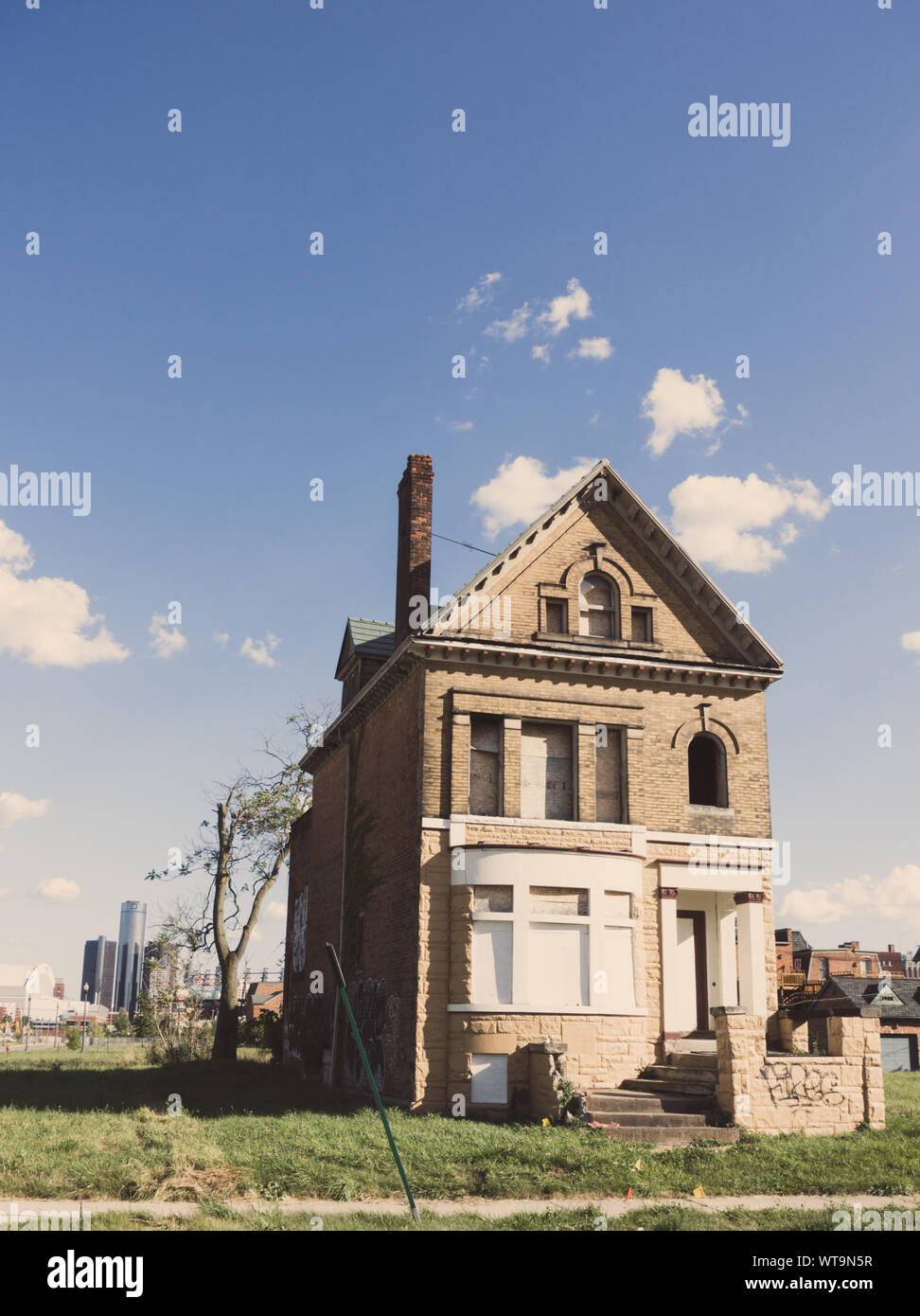 Wolkenkratzer von Detroit Downtown sind hinter einem alten gesehen und vernachlässigte Nachbarschaft Stockfoto