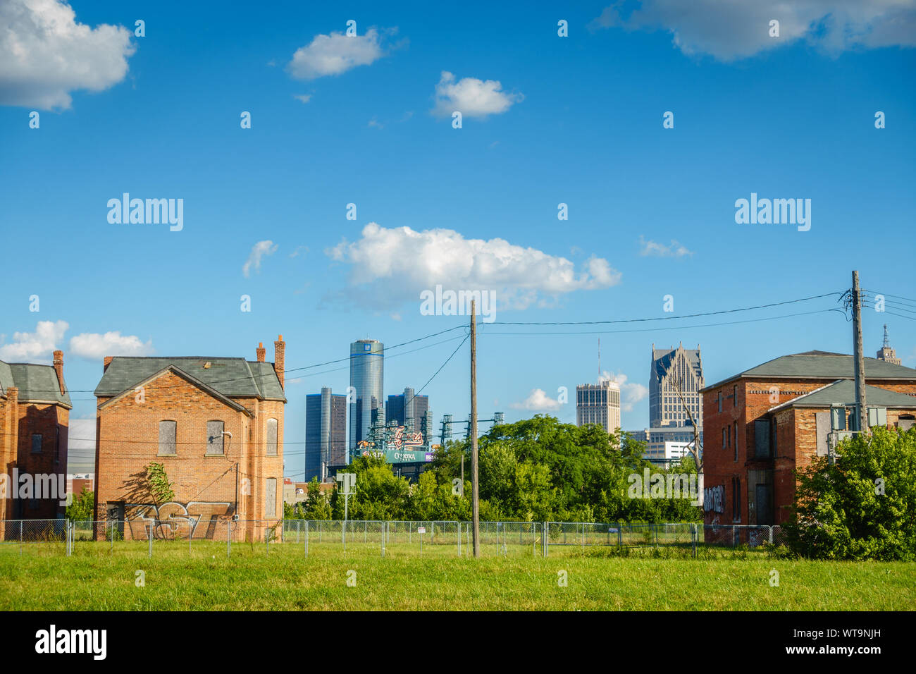 Wolkenkratzer von Detroit Downtown sind hinter einem alten gesehen und vernachlässigte Nachbarschaft Stockfoto