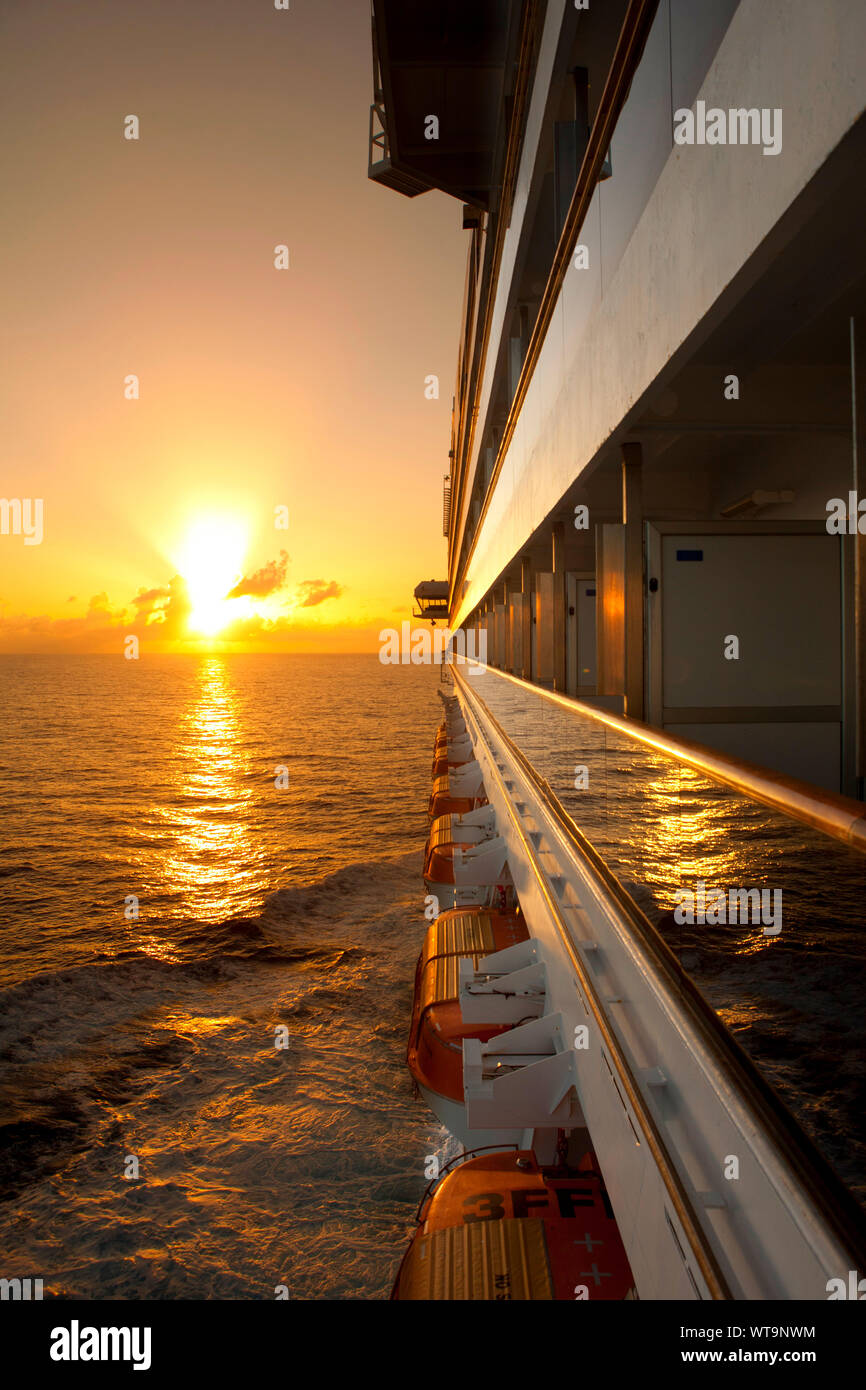 Sonnenuntergang in der Nähe Kreuzfahrtschiff Stockfoto