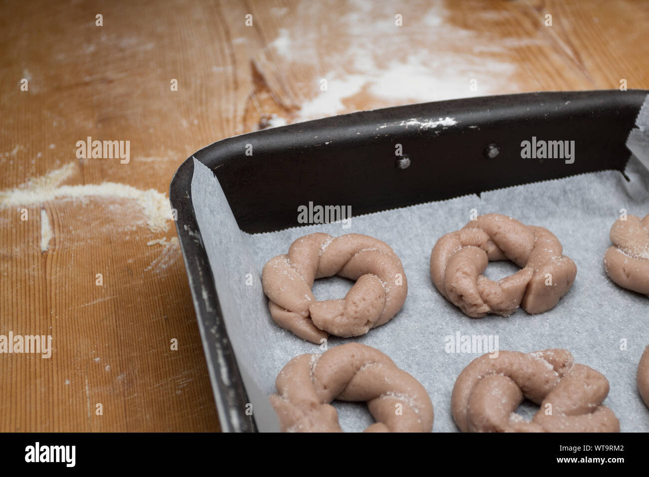 Fach der zubereiteten italienischen Rotwein ciambelline Kekse mit vor dem Backen, closeup auf Holz- Bemehlten Hintergrund. Stockfoto