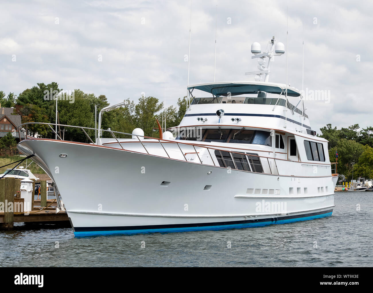 Luxus weiß Yachtcharter in Marina angedockt Stockfoto